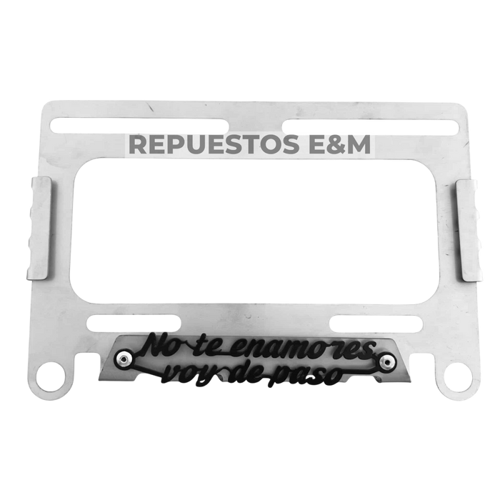 PORTA PLACA DE METAL 3D - NO TE ENAMORES, VOY DE PASO
