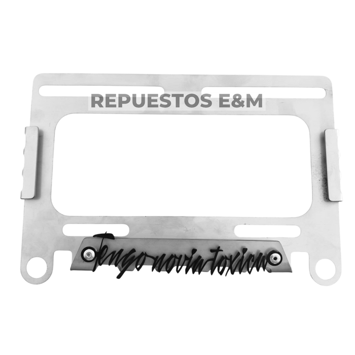 PORTA PLACA DE METAL 3D - TENGO NOVIA TOXICA